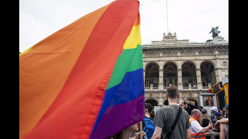 Стотици хиляди се включиха в гей парад във Виена