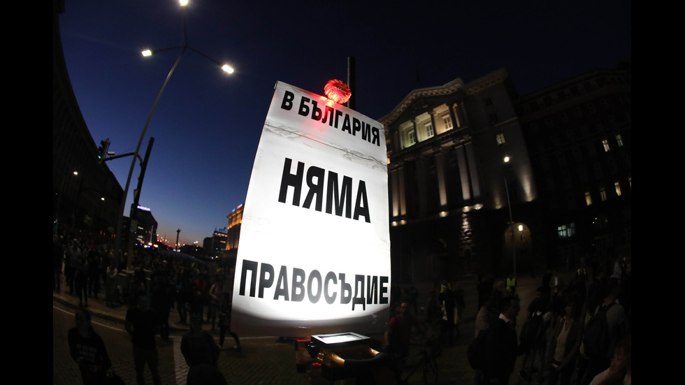 Протест пред Съдебната палата: "Правосъдие за всеки" чете публично въпросите си към Гешев