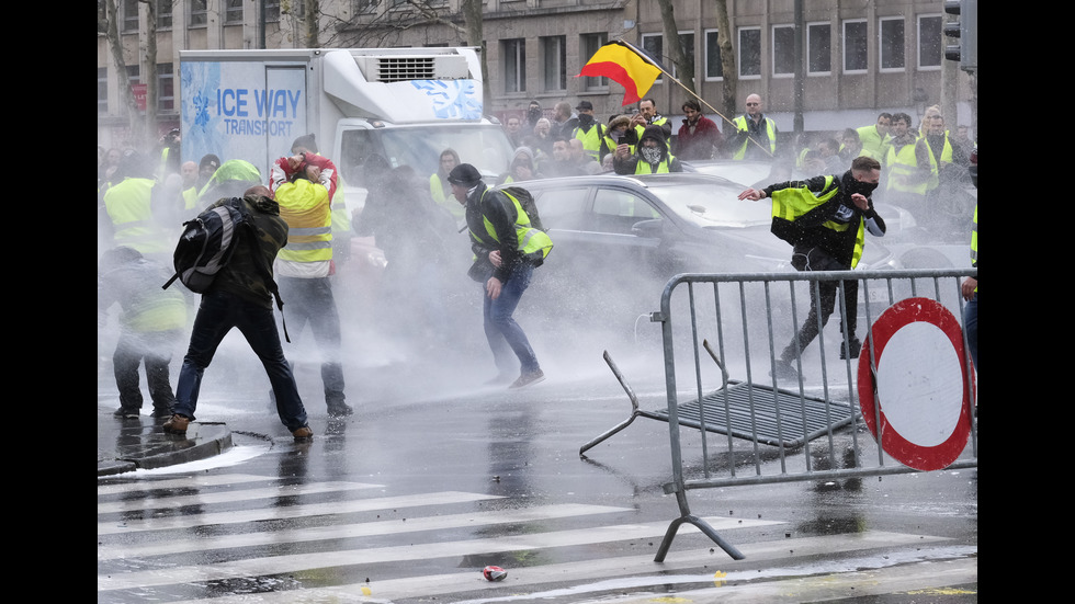 Сблъсъци между полицията и протестиращи в Брюксел