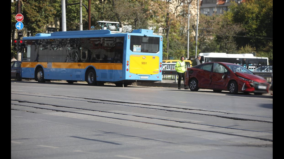 Верижна катастрофа между автобус и две коли на столично кръстовище