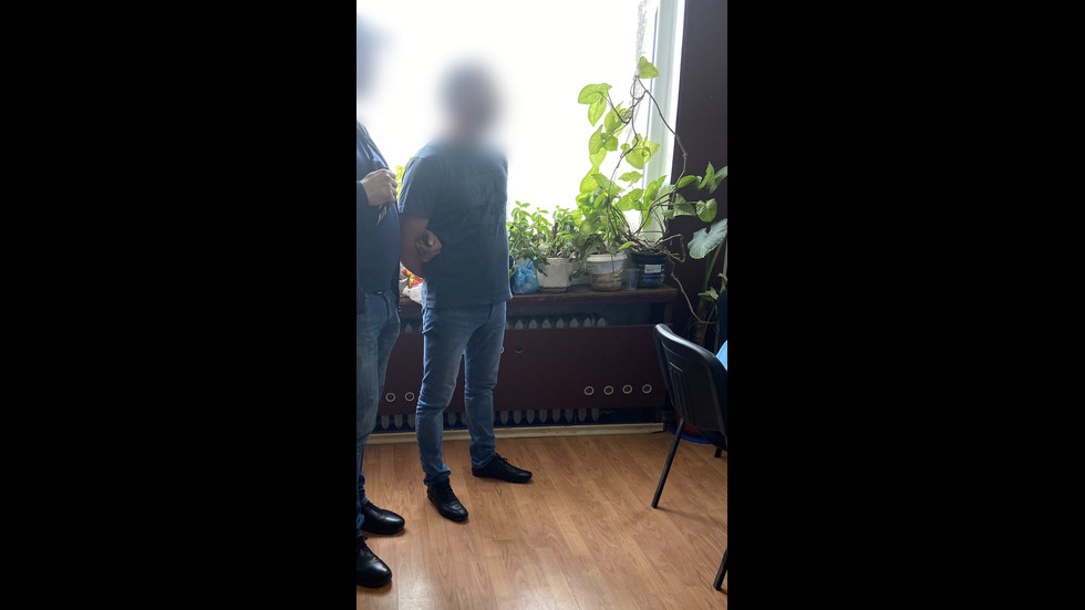 Показаха кадри от задържането на полицаите на „Калотина”