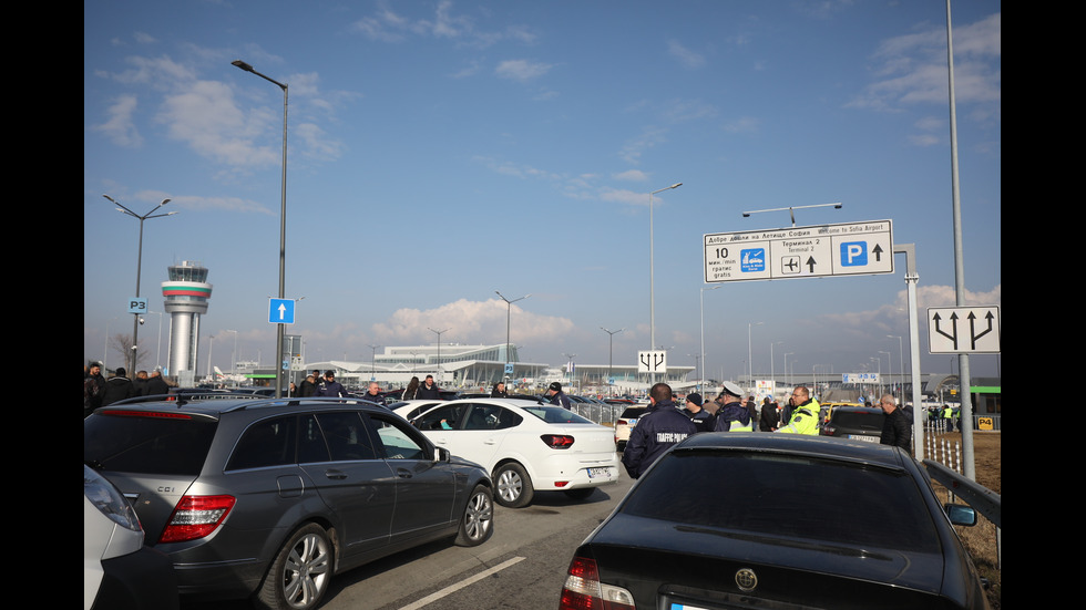 Таксиметрови шофьори на протест заради новата организация на движение пред летище София