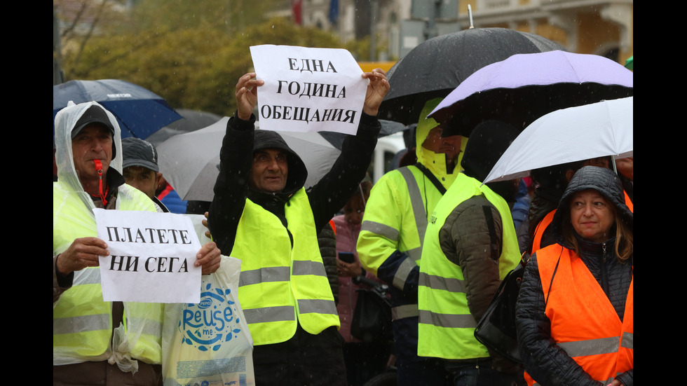 Пътните строители отново на протест, паркираха камиони пред Народното събрание