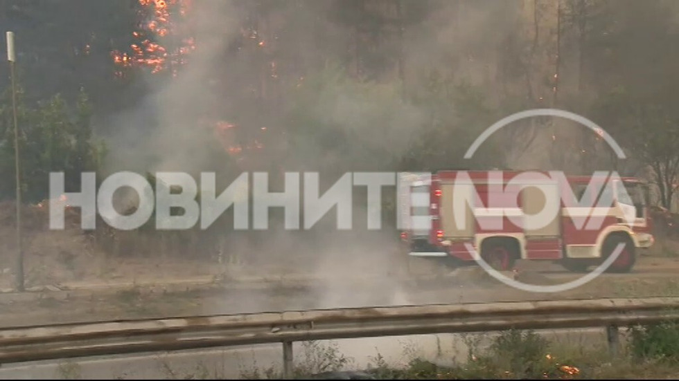 Голям пожар пламна в близост до бензиностанция в Казанлък