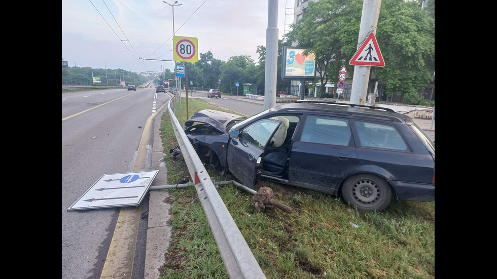 Кола катастрофа в мантинелата на бул. „Цариградско шосе”