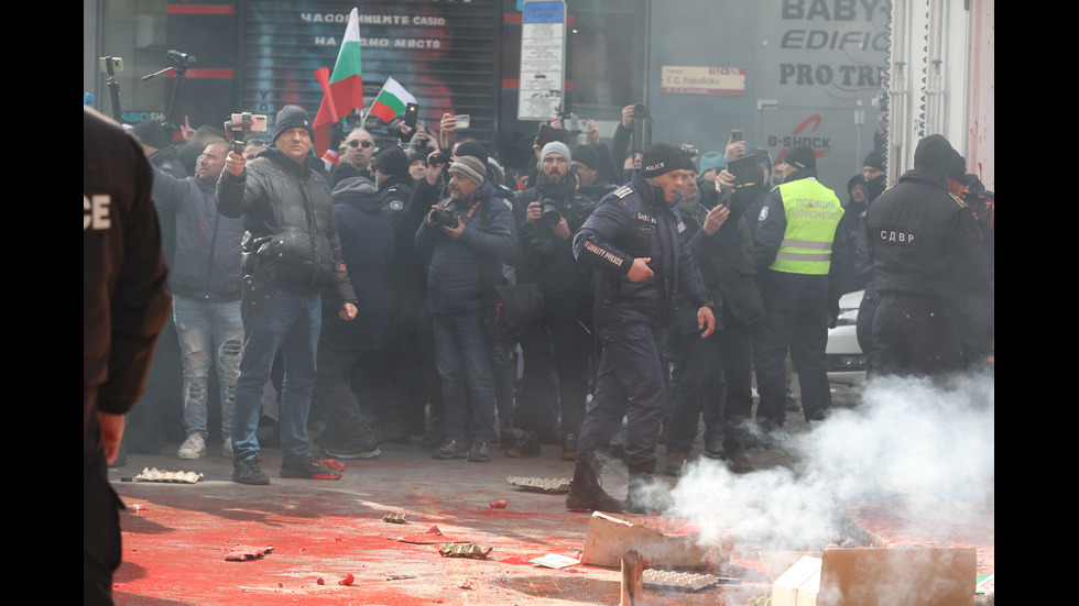 Ранени полицаи и арести на протеста на „Възраждане”