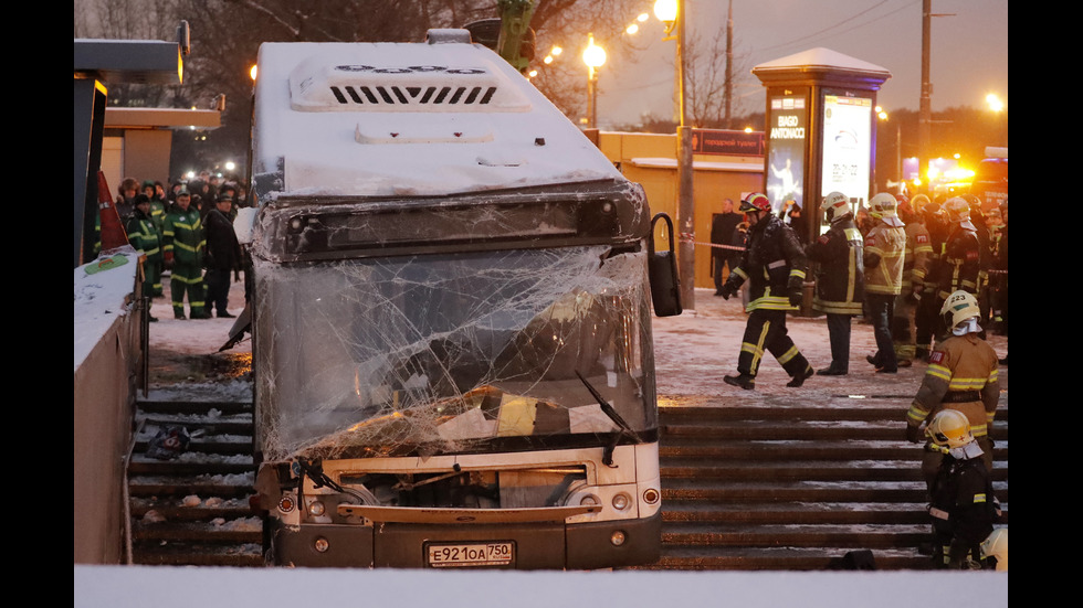 Автобус помете пешеходци в подлез в Москва