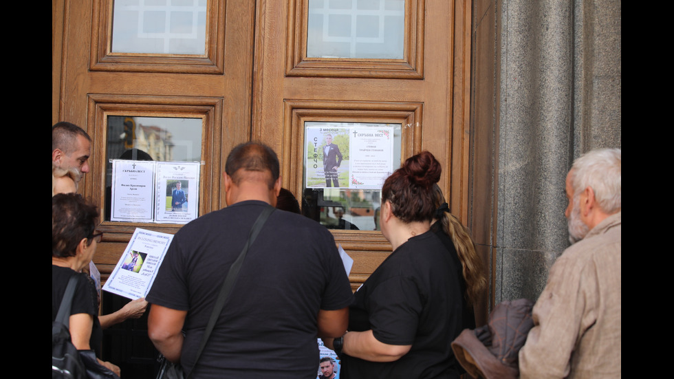 ПОРЕДЕН ПРОТЕСТ: Родители на деца загинали в катастрофи залепиха некролози на входа на парламента