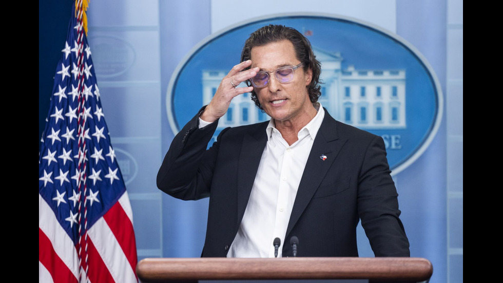 Матю Макконъхи показа в Белия дом обувките на едно от убитите деца в Тексас