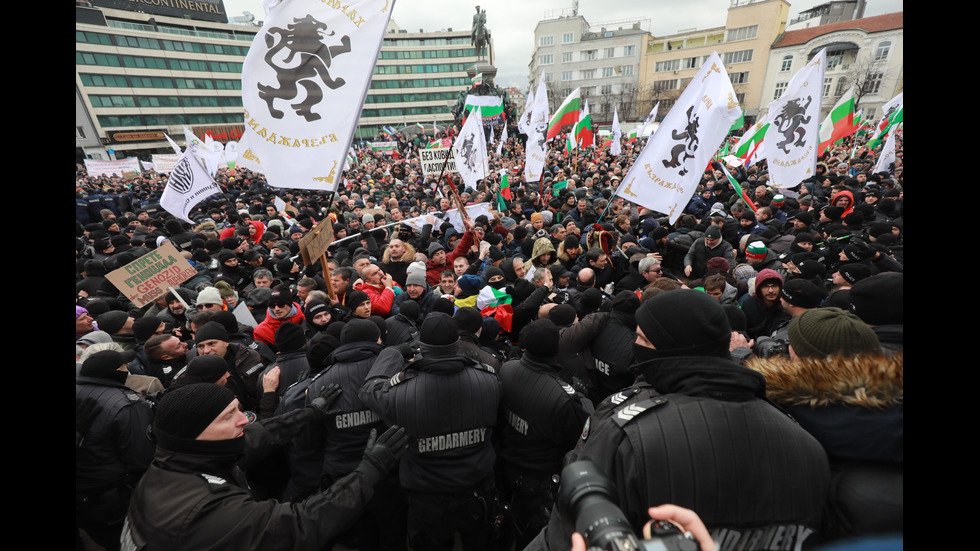 "Възраждане" организира протест срещу зеления сертификат, докараха водно оръдие пред НС