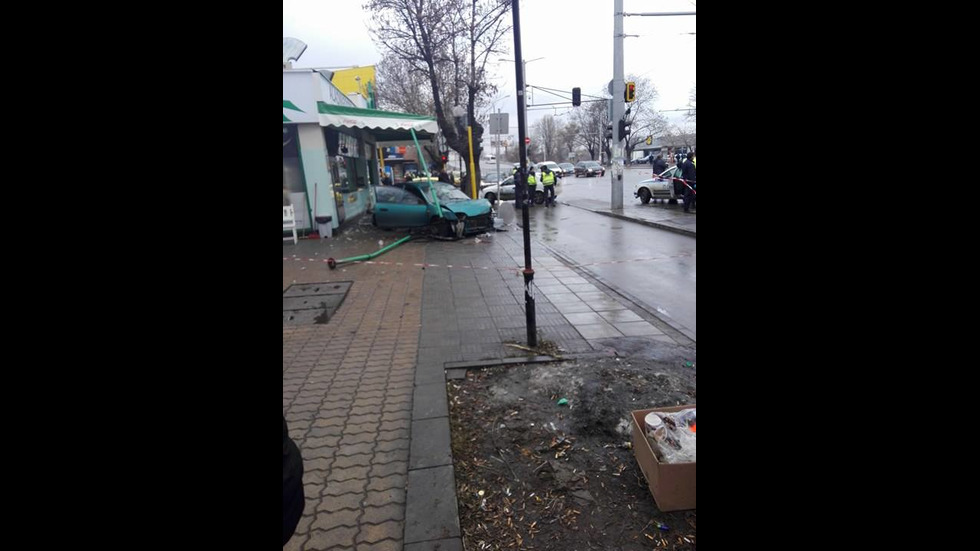 Кола се удари в заведение за бързо хранене в София