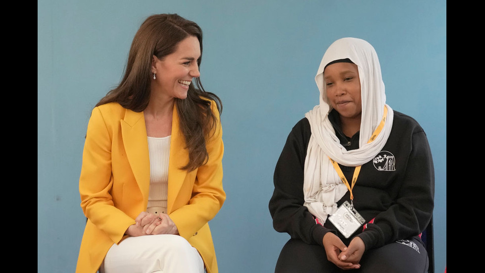 ЕЛЕГАНТНА В ЖЪЛТО: Принцесата на Уелс Катрин на благотворително събитие в Бат