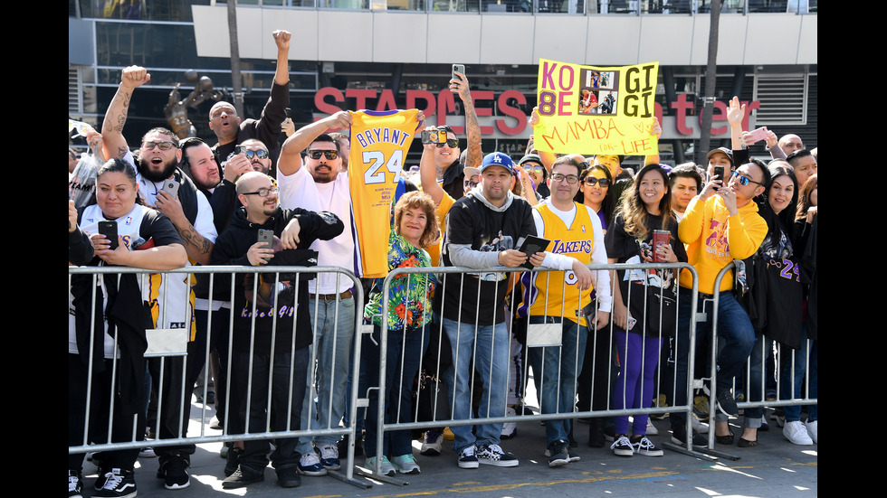 Хиляди се простиха с Коби Брайънт