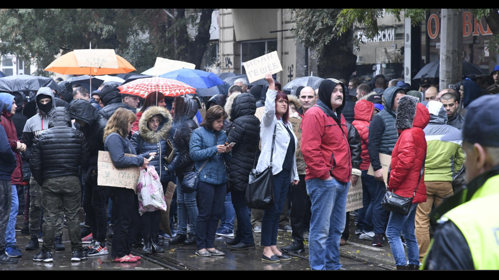 Протести „за” и „против” Гешев под прозорците на ВСС