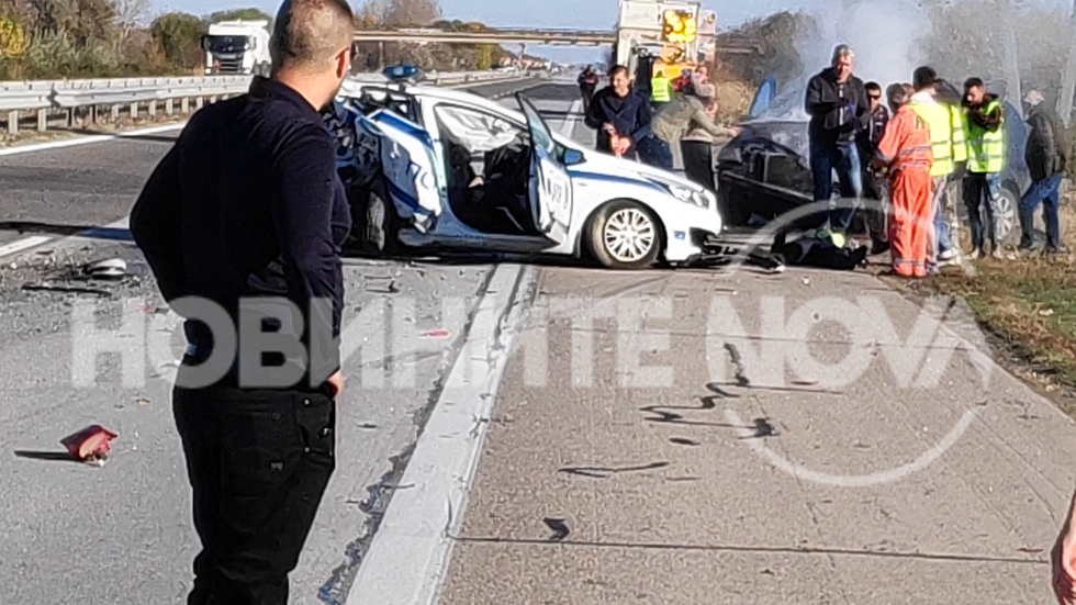 Катастрофа между патрулка и лека кола на АМ "Тракия", ранени са двама полицаи