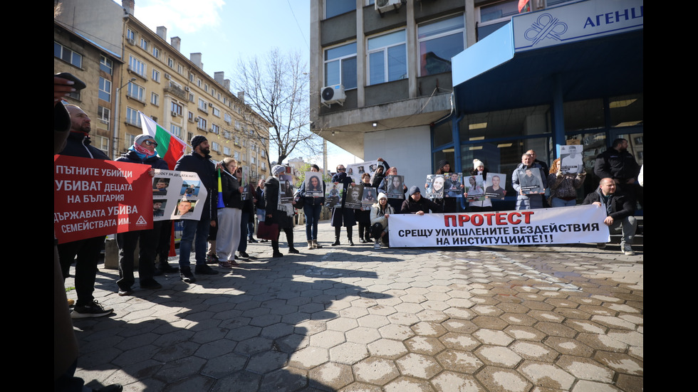 „Стига повече“: Протест в София срещу войната по пътищата