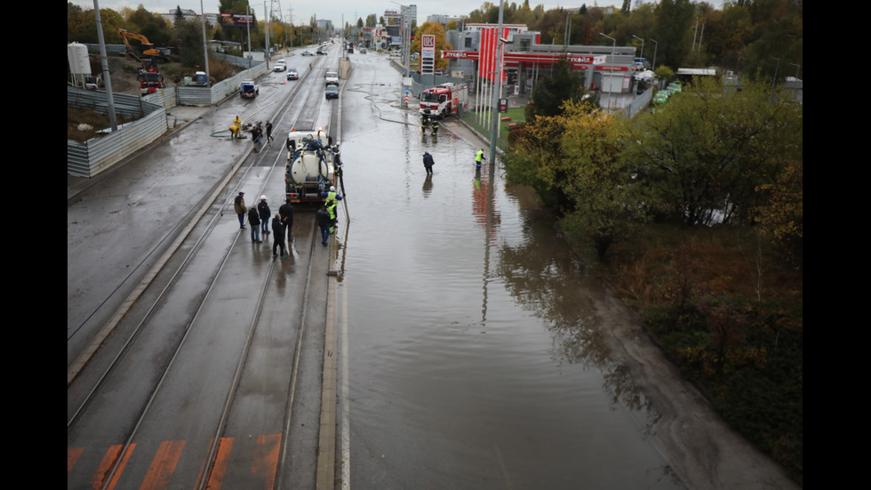 Наводнено кръстовище спря движението на няколко трамвайни линии в София