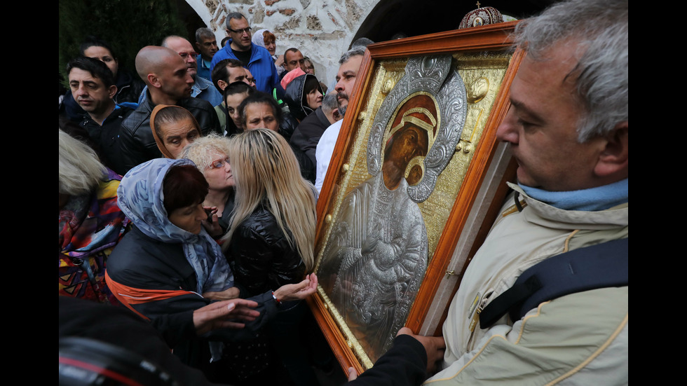 Хиляди вярващи се включиха в литийното шествие в Бачковския манастир