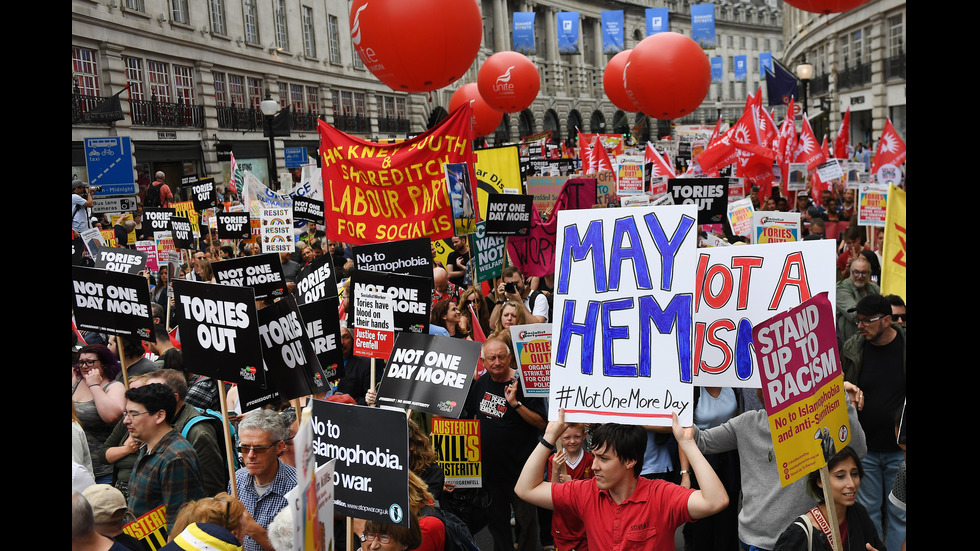 Хиляди на протест в Лондон с искане за оставката на Тереза Мей