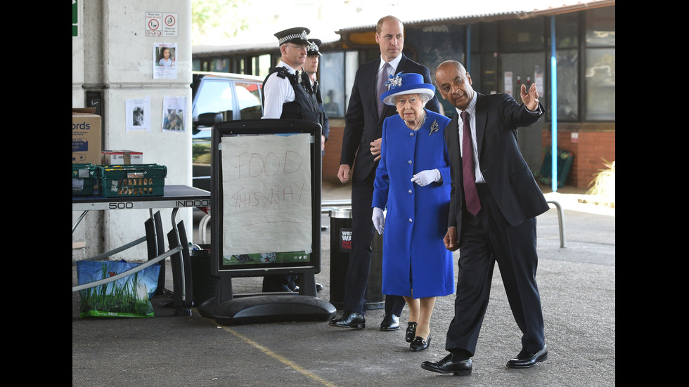 Кралица Елизабет Втора и внукът й принц Уилям посетиха лондонския район Кенсингтън