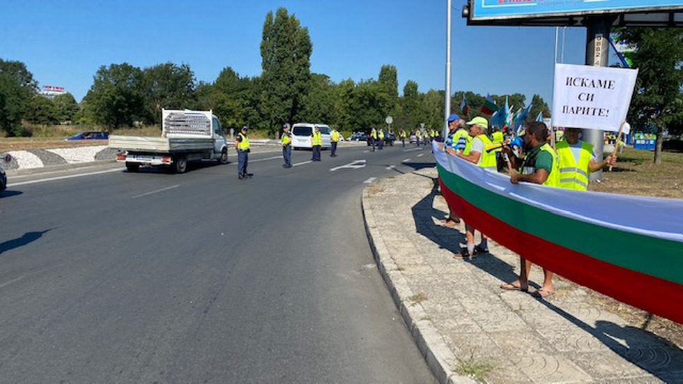 Пореден протест: Строителни работници излизат на три пътни участъка