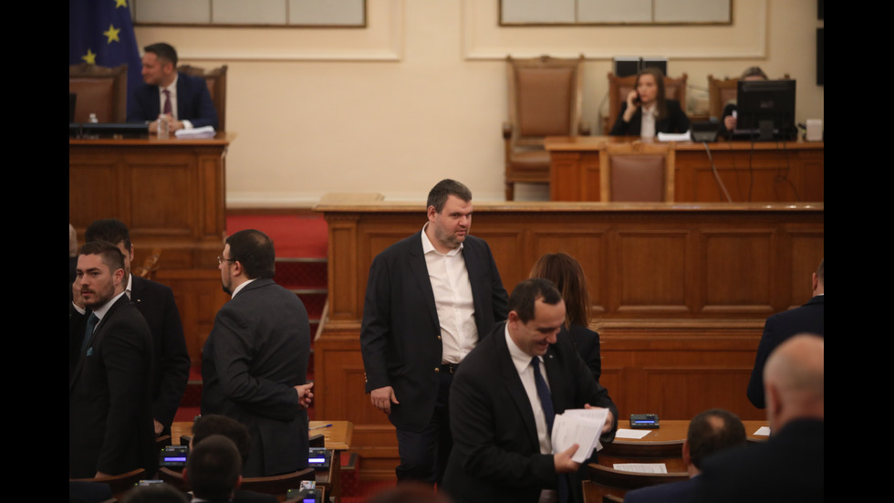 Парламентът решава дали да подкрепи проектокабинета "Габровски"