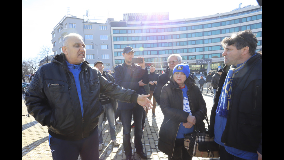 Фенове на „Левски” на протест пред парламента