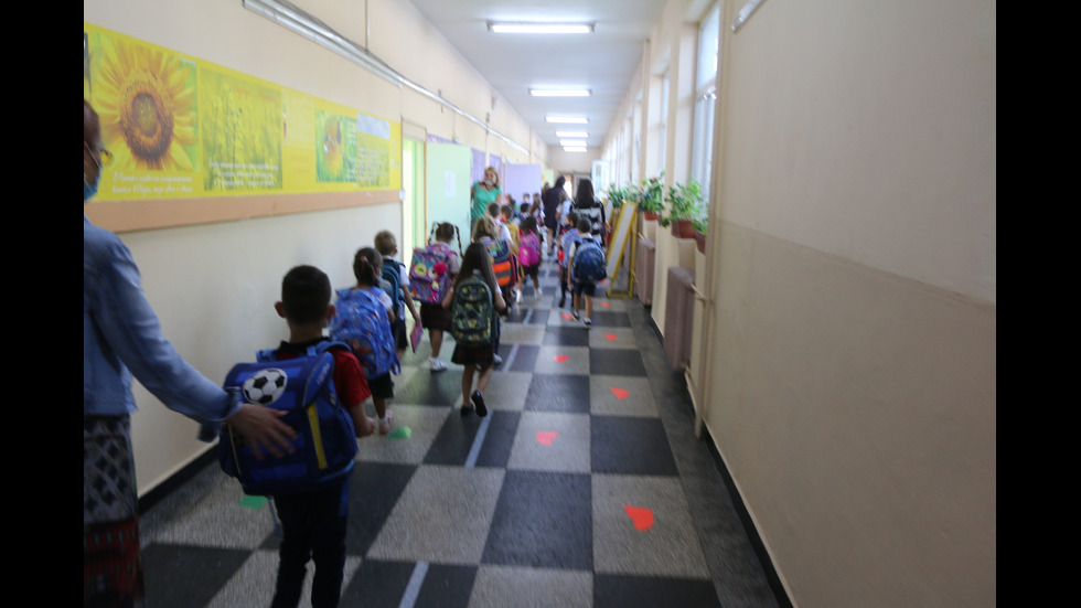 ПЪРВИ УЧЕБЕН ДЕН: Училищата отварят при засилени противоепидемични мерки