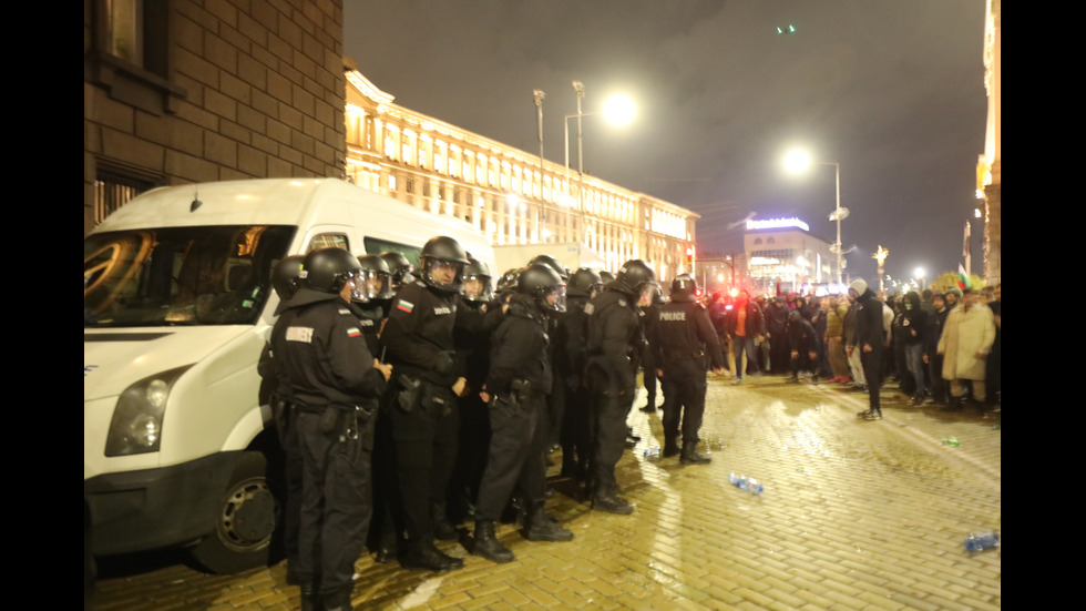 Протестиращи срещу Бюджет 2026 блокираха движението в "Триъгълника на властта"