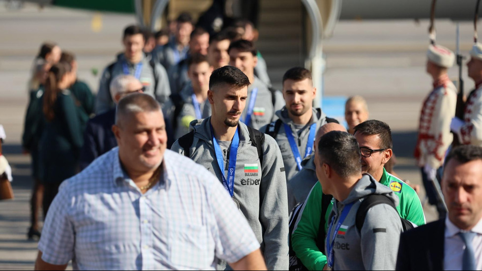 Шампионско посрещане: Националите ни по волейбол се завърнаха на родна земя