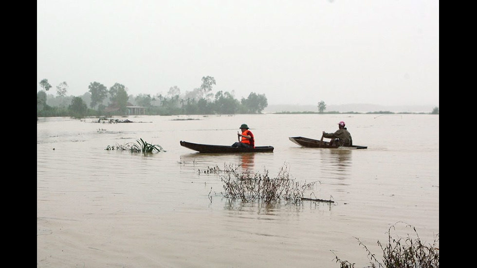 Наводнение във Виетнам взе 25 жертви и потопи цели жилищни райони