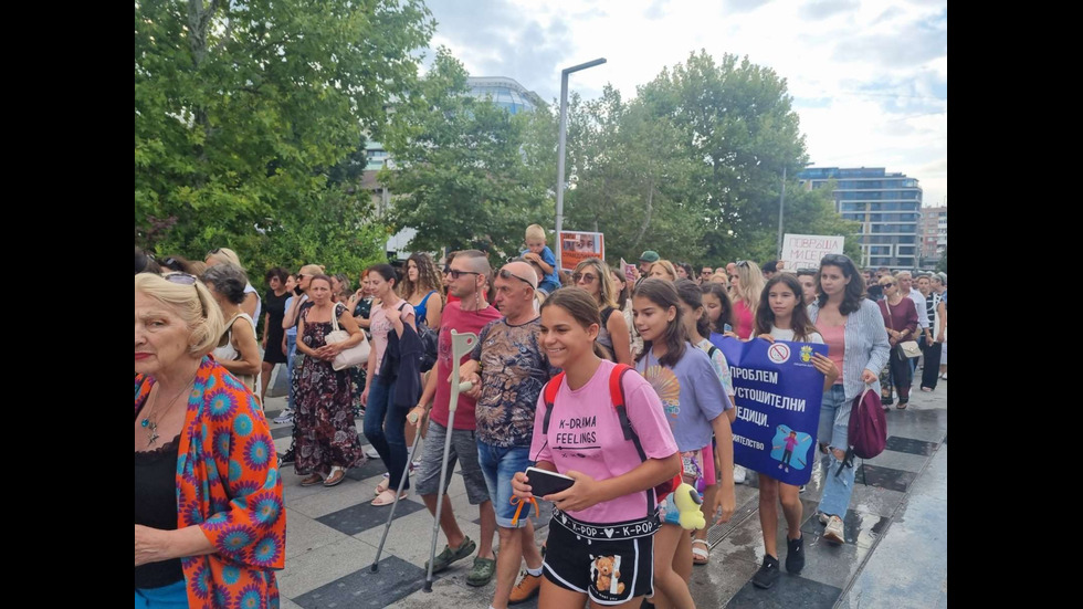 Протести в десетки градове заради жестоко малтретираното 18-годишно момиче