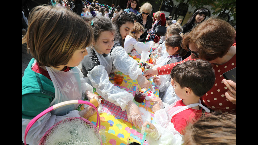 200 деца боядисват над 1000 великденски яйца на площад "Света Неделя"