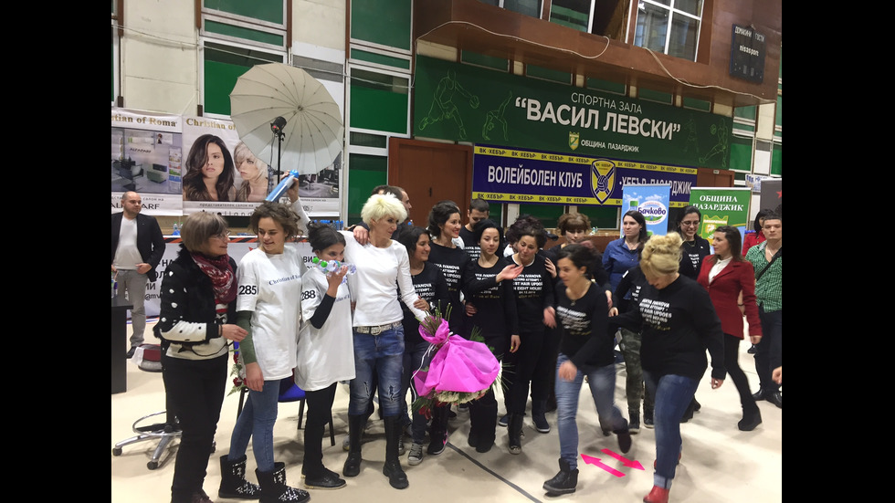 Българска фризьорка успя да направи 330 прически за 8 часа