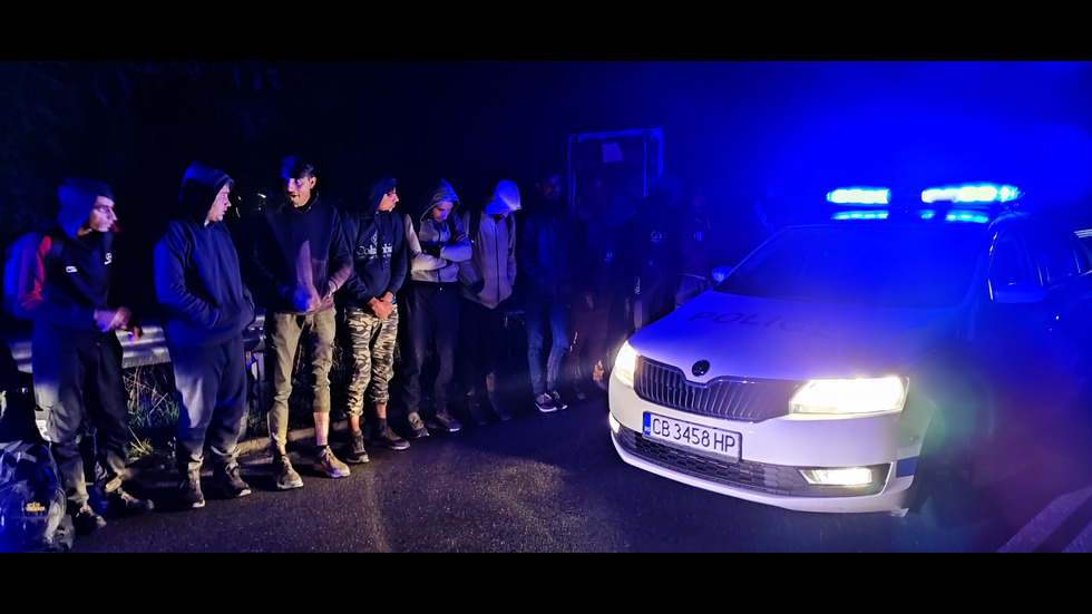 Полицията в Казанлък задържа над 20 нелегални мигранти
