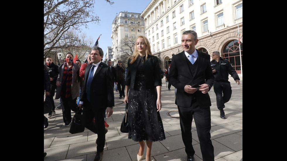 Президентът връчи мандата на "Има такъв народ", те го върнаха