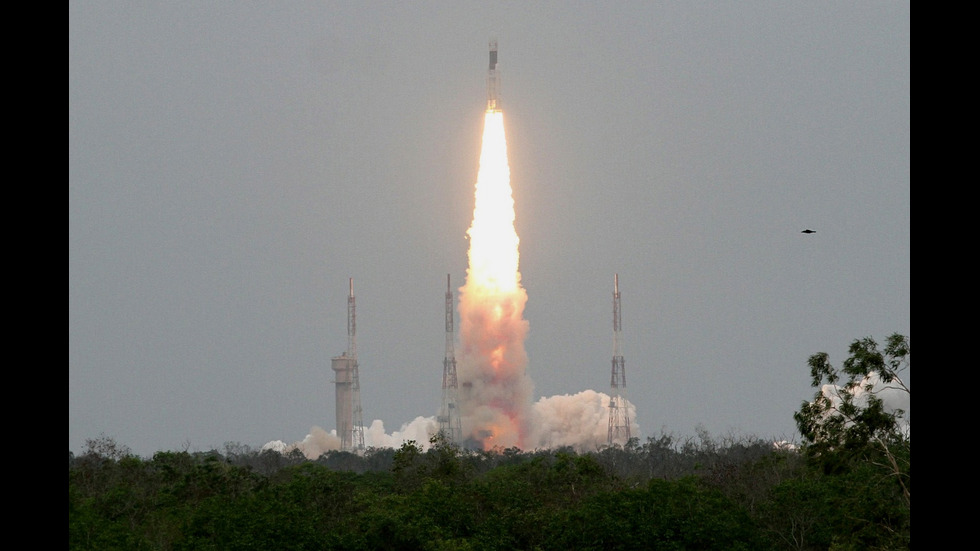 Индийският космически апарат "Чандраян-2" влезе в лунна орбита