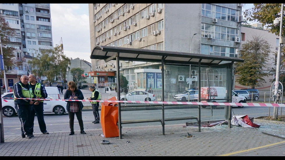 Кола помете две деца и млад мъж на автобусна спирка във Варна
