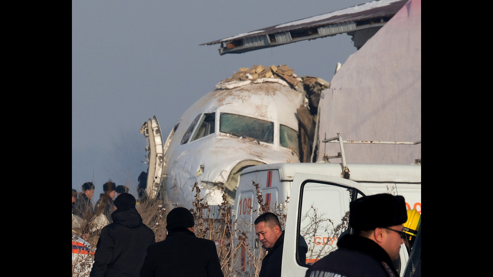 Самолет с 98 души на борда катастрофира в Казахстан, има жертви