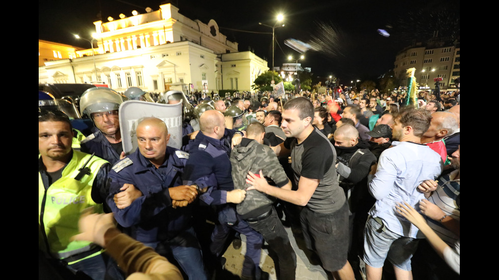 Бомбички, бутилки и павета полетяха към полицаите на протеста в София