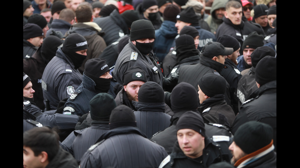 "Възраждане" организира протест срещу зеления сертификат, докараха водно оръдие пред НС