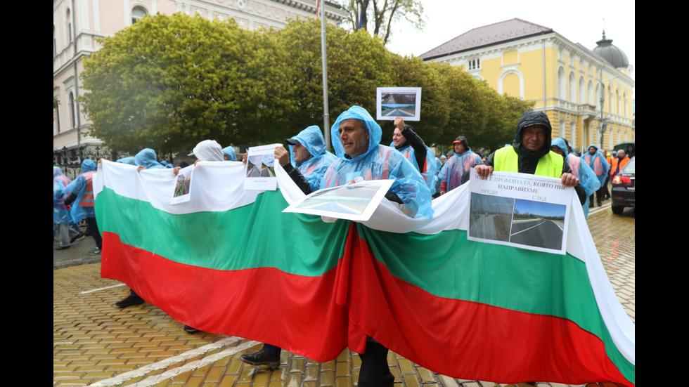 Пътните строители отново на протест, паркираха камиони пред Народното събрание