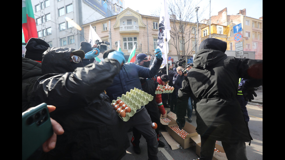 Ранени полицаи и арести на протеста на „Възраждане”