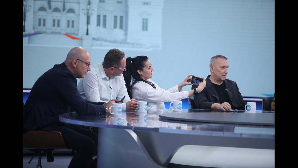 ЗАД КАДЪР: Изборният ден по NOVA В СНИМКИ