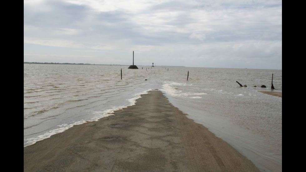 Опасен път във Франция изчезва под вода