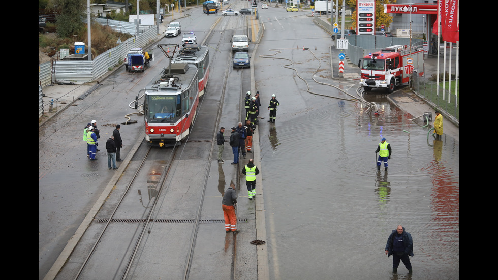 Наводнено кръстовище спря движението на няколко трамвайни линии в София
