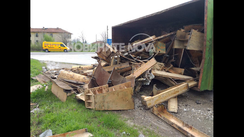 Камион с метални отпадъци се преобърна край Стара Загора