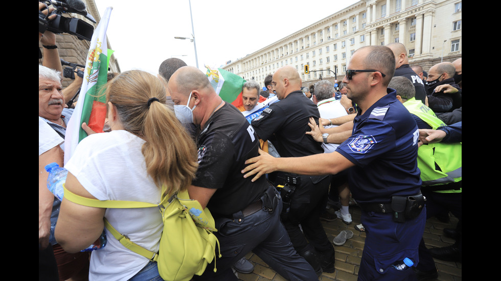 Протестиращи блокираха за кратко площад „Независимост”