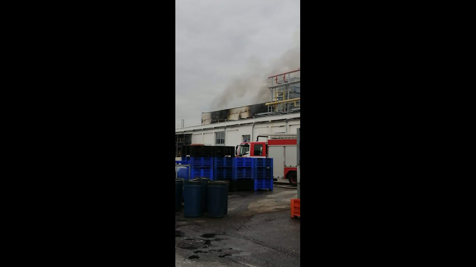Огромен пожар в завод в Катуница, 100 души са евакуирани
