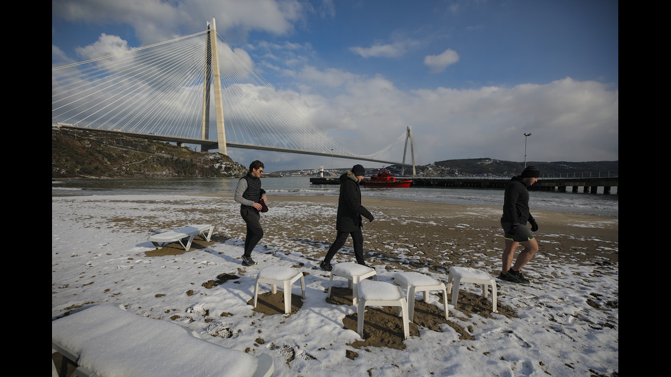 -30 В ТУРЦИЯ: Замръзнали реки и хора със заскрежени лица заради студа